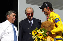 Cancellara es felicitado por el ex campe&oacute;n Merckx y el rey Alberto II de B&eacute;lgica despu&eacute;s de la 1 &ordf; etapa de la Tour de Francia.