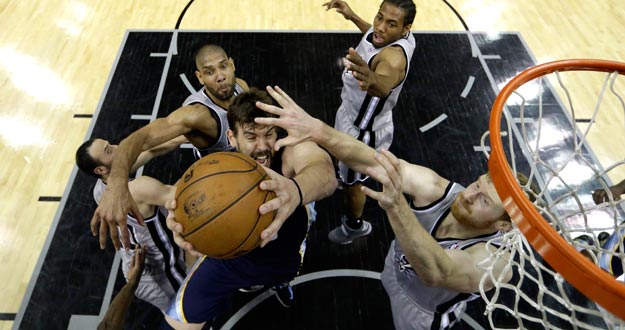 Cuatro jugadores de San Antonio Spurs defienden el tiro de Marc Gasol