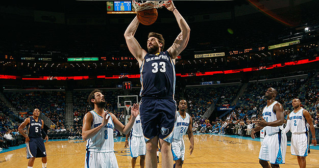Marc Gasol, de los Memphis Grizzlies, machaca ante la presencia de Marco Belinelli, de los New Orleans Hornets. Marc Gasol, de los Memphis Grizzlies, machaca ante la presencia de Marco Belinelli, de los New Orleans Hornets.