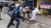Ir al Video&nbsp;Al menos 22 muertos en Blangladesh en las protestas para pedir una ley antiblasfemia