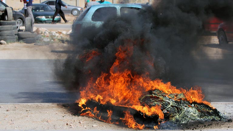 Ir al Video&nbsp;Al menos 27 muertos y decenas de heridos por los enfrentamientos en Libia