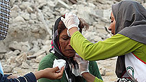 Ir al Video&nbsp;Al menos 30 muertos y cientos de heridos en un terremoto en el sur de Ir&aacute;n