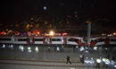 Socorristas evac&uacute;an a algunos heridos tras el choque de un convoy del tren suburbano contra otro tren.