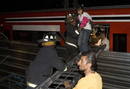 Los bomberos rescatan a una ni&ntilde;a. Los cuerpos de emergencias se afanan en liberar a los atrapados en los trenes siniestrados.