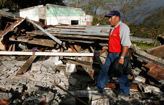 Al menos cuatro muertos por un terremoto en Costa Rica