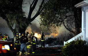 Ver v&iacute;deo  'Al menos 49 muertos al estrellarse un avi&oacute;n en EE.UU. contra una vivienda'