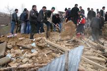 Varias personas buscan entre los escombros de una vivienda en Okcular, Turqu&iacute;a, despu&eacute;s del terremoto de 6 grados de magnitud