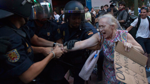 Ver v&iacute;deo  'Al menos seis detenidos en la protesta madrile&ntilde;a contra los recortes'