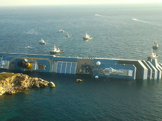 Ver v&iacute;deo  'Al menos tres muertos al encallar un crucero en Italia'