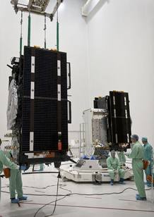Los dos satélites durante su instalación en la etapa superior del lanzador Los dos satélites durante su instalación en la etapa superior del lanzador