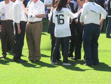 Mercedes Coghen, con una camiseta del Real Madrid en el Bernab&eacute;u