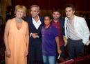 Mercedes Mil&aacute;, Imanol Arias, Jordi &Eacute;vole y Ricardo G&oacute;mez posan con un fan.