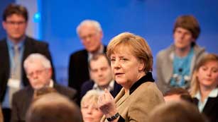Ver v&iacute;deo  'Merkel cede a la presi&oacute;n y aceptar&aacute; aumentar el 'cortafuegos' europeo'