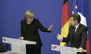 Merkel cree que Sarkozy es demasiado cari&ntilde;oso