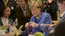 Ir al Video&nbsp;Merkel, "encantada" con el acuerdo de rescate alcanzado con Chipre, que "es el correcto"