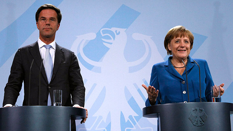 Merkel admite que los fondos de rescate puede comprar deuda en el mercado secundario, pero con condiciones