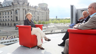 Ver v&iacute;deo  'Merkel pide "medir bien las palabras" al abordar la crisis del euro y de Grecia'
