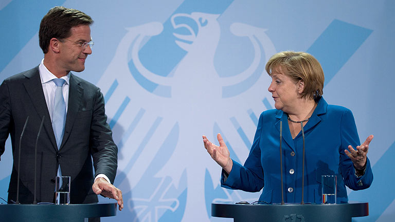 Merkel: "Espa&ntilde;a presentar&aacute; la solicitud para recapitalizar a su banca y la apoyaremos"