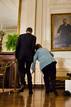 Merkel tropieza a su llegada a la rueda de prensa que concedi&oacute; junto a Obama tras su reuni&oacute;n en la Casa Blanca.