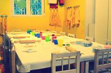 Mesa preparada para el taller de cocina