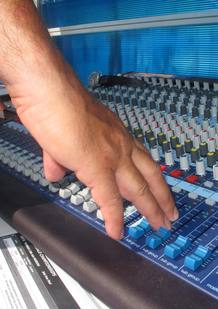 Mesa de sonido con la que Peppe lanza la música de la natación sincronizada. Mesa de sonido con la que Peppe lanza la música de la natación sincronizada.
