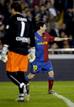 Messi celebra el primer gol del partido ante un C&eacute;sar burlado por Iniesta en una genialidad.