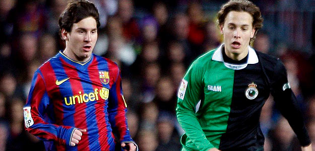 El delantero argentino del FC Barcelona, Leo Messi, conduce el bal&oacute;n ante la presi&oacute;n del jugador del Racing Sergio Canales.