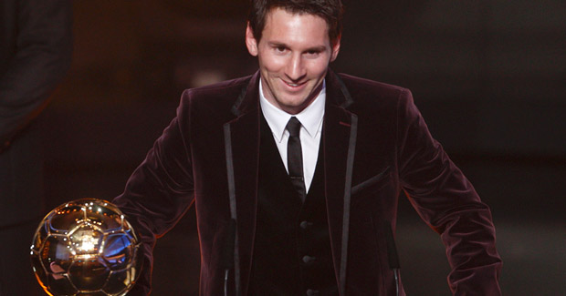 Lionel Messi recibe el Bal&oacute;n de Oro 2011.