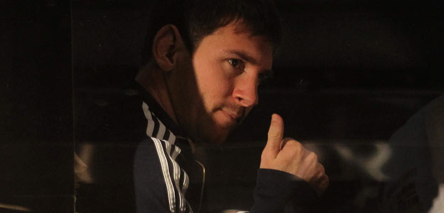 Messi saluda al p&uacute;blico rumbo al Estadio Nacional de Lima, donde Argentina jugar&aacute; contra Per&uacute;.