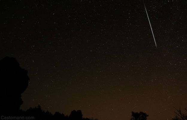 Meteoro cruzando el cielo