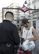 Agentes de Polic&iacute;a piden la documentaci&oacute;n en uno de los accesos del Metro en la estaci&oacute;n de Sol, que ha reabierto tras mantenerse cerrada