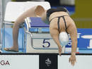 La mexicana Doramitzi Gonz&aacute;lez salta a la piscina en la competici&oacute;n de 100 metros libre.