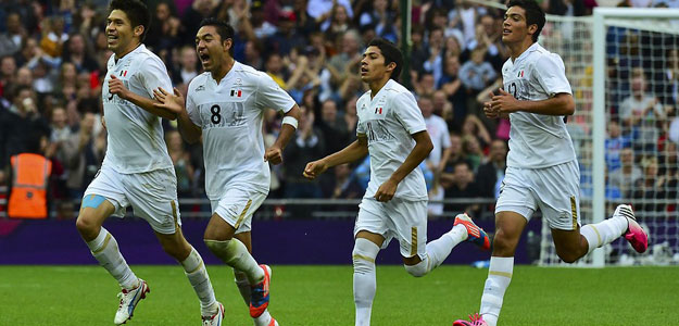 Los jugadores de M&eacute;xico celebran su pase a la final ol&iacute;mpica