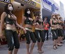 Un grupo de animadoras utiliza mascarilla durante su actuaci&oacute;n en la Feria de San Marcos en Aguascalientes.