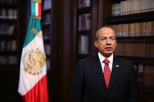 Calderón pide a los mexicanos que se queden en casa para frenar el brote. Calderón pide a los mexicanos que se queden en casa para frenar el brote.