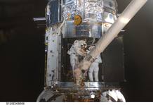 Michael Good (a la izquierda) y Mike Massimino trabajando en la reparaci&oacute;n del Hubble