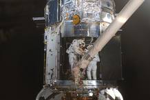 Michael Good y Mike Massimino reparando el Hubble.