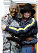 La estrella del pop se abraza con el que fuera presidente sudafricano, Nelson Mandela, en las puertas de la casa de este &uacute;ltimo, en Ciudad del Cabo, 1996