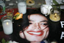 Velas y flores sobre una fotograf&iacute;a del cantante en Beverly Hills