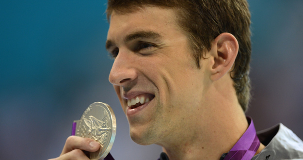 Michael Phelps sonríe con su medalla de oro. Michael Phelps sonríe con su medalla de oro.