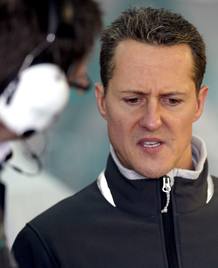 Schumacher conversa con los t&eacute;cnicos de MercedesGP en el circuito de Cheste.