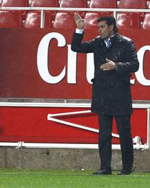 "Míchel" dando instrucciones a sus jugadores durante el encuentro de la Copa del Rey ante el Sevilla CF. "Míchel" dando instrucciones a sus jugadores durante el encuentro de la Copa del Rey ante el Sevilla CF.