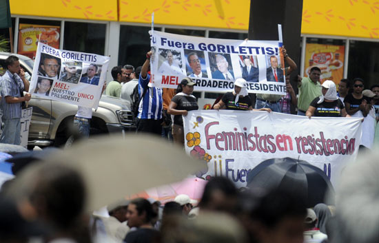 En Honduras el gobierno interino de Roberto Micheletti no cede a la presi&oacute;n internacional