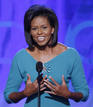 Michelle Obama, esposa del senador Barack Obama, interviene en la Convenci&oacute;n Dem&oacute;crata de la que su marido saldr&aacute; proclamado oficialmente candidato a la Casa Blanca.