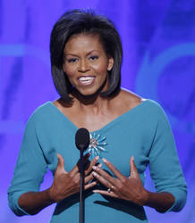 Michelle Obama, esposa del senador Barack Obama, interviene en la Convenci&oacute;n Dem&oacute;crata de la que su marido saldr&aacute; proclamado oficialmente candidato a la Casa Blanca.