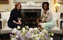 Michelle Obama posa sentada con Sarah Brown, esposa del primer ministro brit&aacute;nico