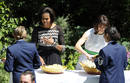 Michelle Obama y Samantha Cameron han sido las encargadas de servir las ensaladas a los militares y a sus familias como muestra de agradecimiento a su dedicaci&oacute;n.