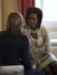 Michelle Obama y Sarah Brown charlan en el interior del n&uacute;mero 10 de Downing Street