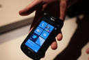 2010 - Microsoft lanza la &uacute;ltima versi&oacute;n de su sistema operativo para m&oacute;viles, el Windows Phone 7, en lo que podr&iacute;a ser su &uacute;ltima gran oportunidad para recuperar una posici&oacute;n relevante en el lucrativo negocio de tel&eacute;fonos inteligentes.