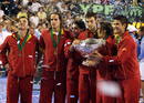 Las mieles de la victoria. El equipo espa&ntilde;ol celebra con la 